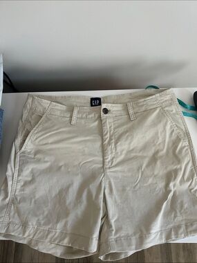 GAP Women’s Light Khaki Chino Shorts